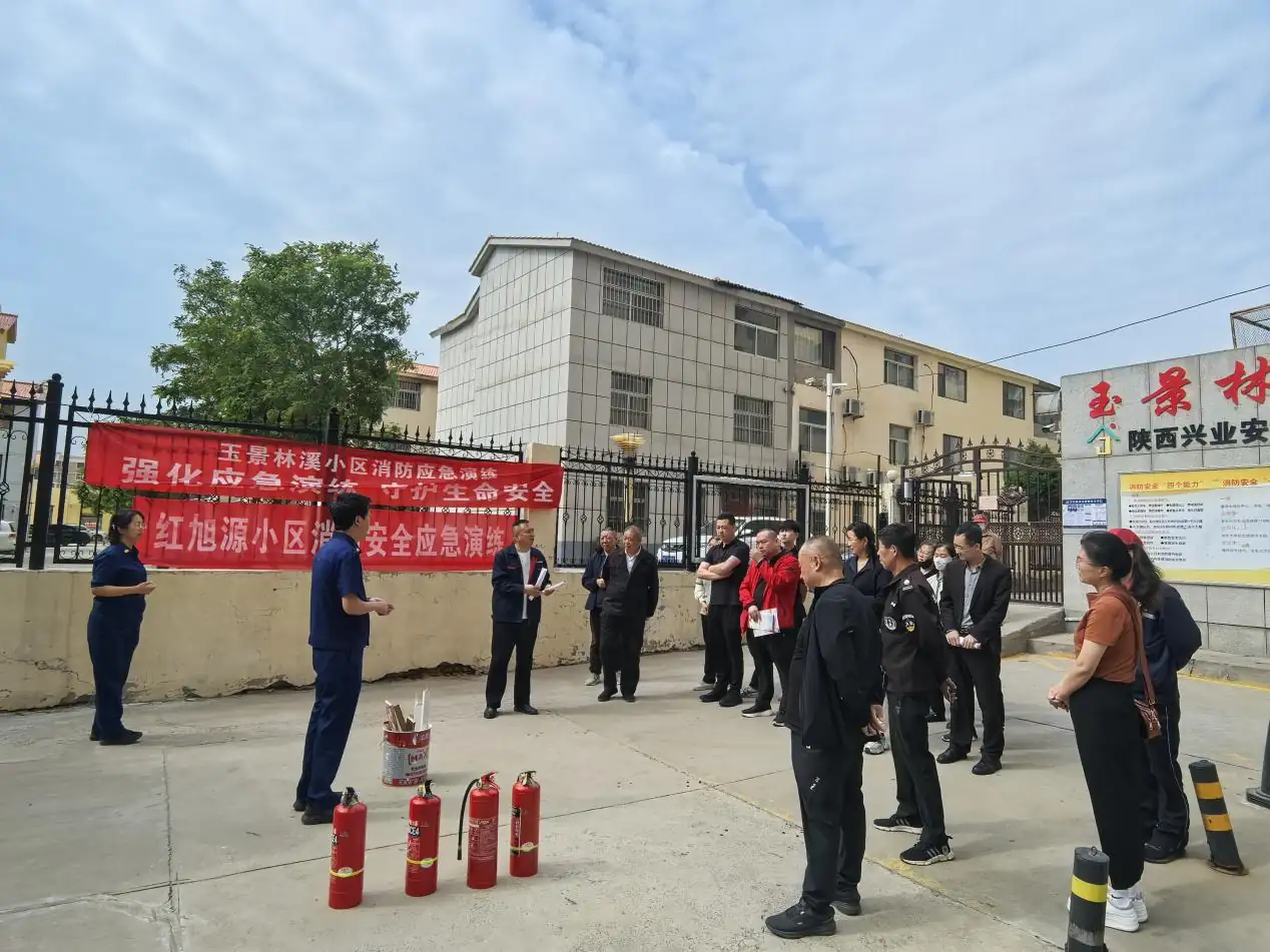 近日,榆阳区明珠路街道东环路社区组织沿街商铺经营者与物业人员开展消防应急演练。
