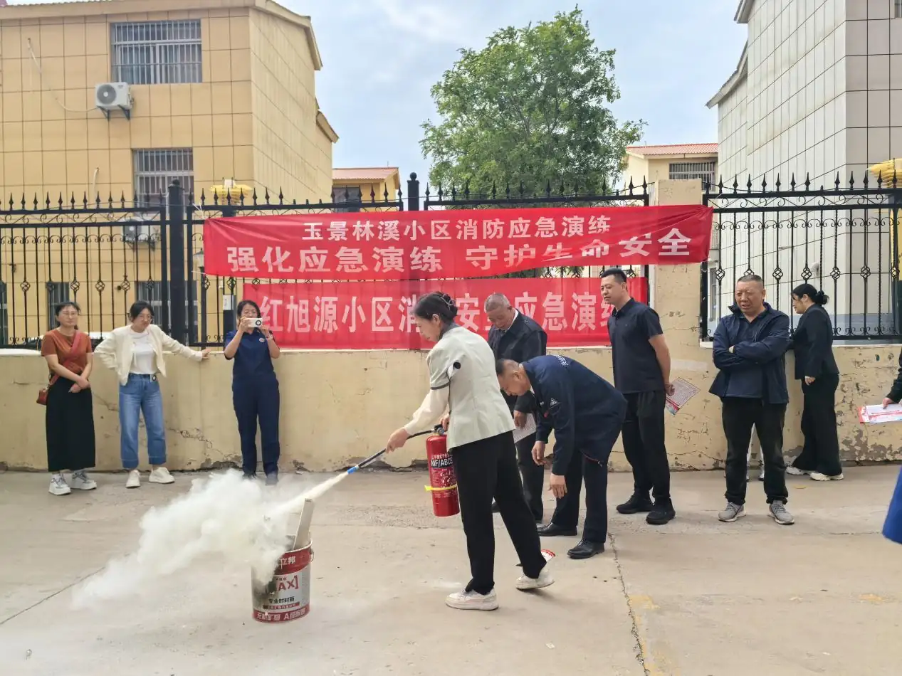 近日,榆阳区明珠路街道东环路社区组织沿街商铺经营者与物业人员开展消防应急演练。
