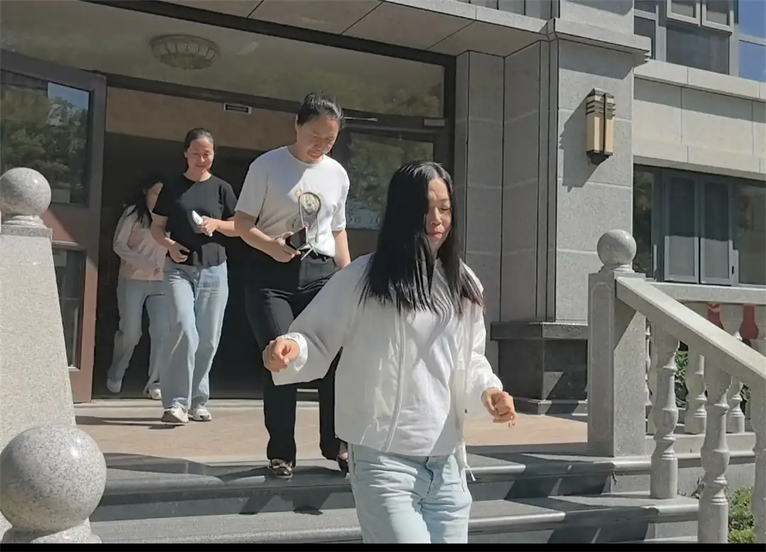 指引居民远离低洼区域和涉险电梯