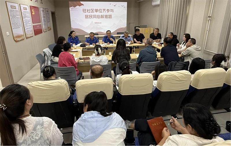 工作人员与居民代表面对面沟通