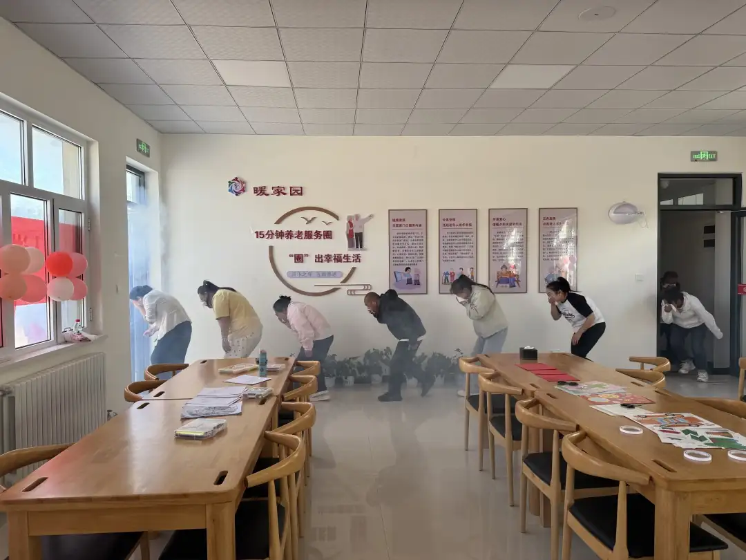 居民们按照预定疏散路线，用湿毛巾捂住口鼻，弯腰低姿快速有序撤离至安全区域