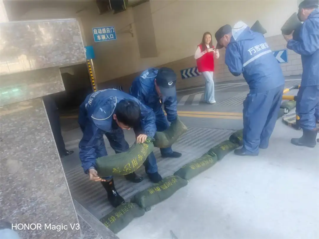 工作人员堆砌沙袋封堵车库出入口