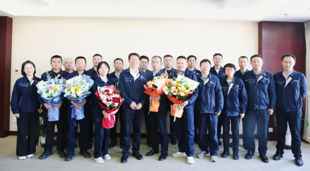 榆林新材料集团举办劳模标兵读书分享暨技能传承宣讲会