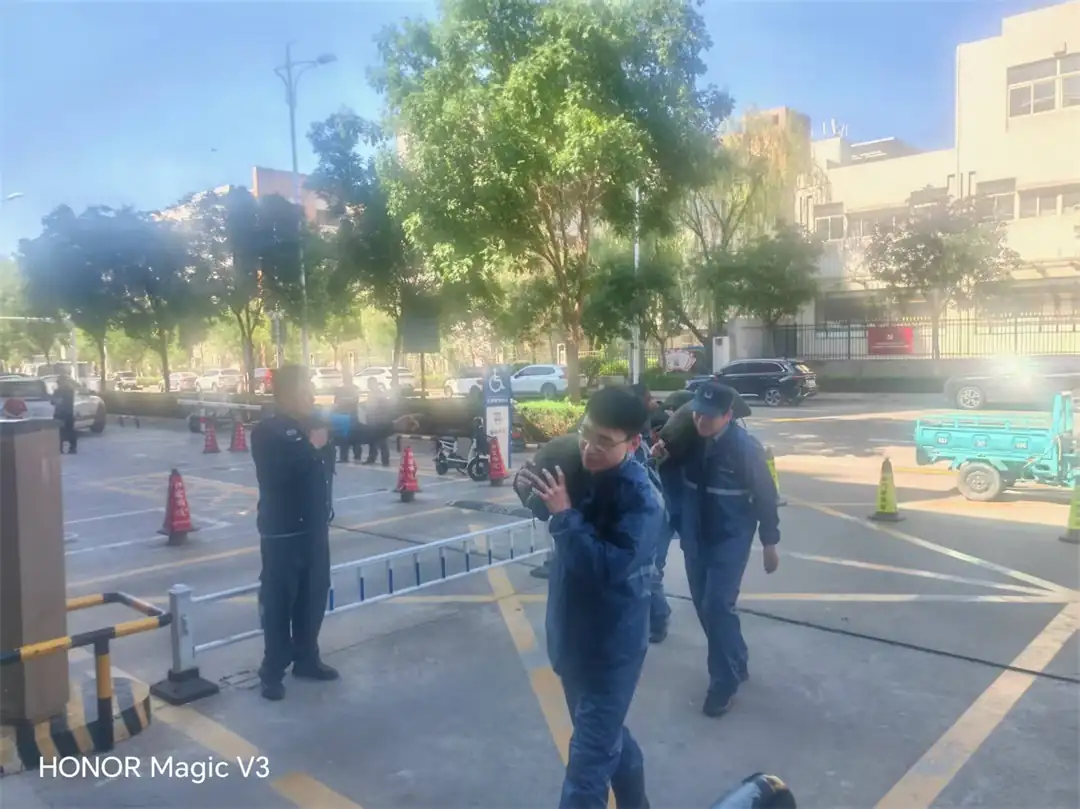 工作人员堆砌沙袋封堵车库出入口