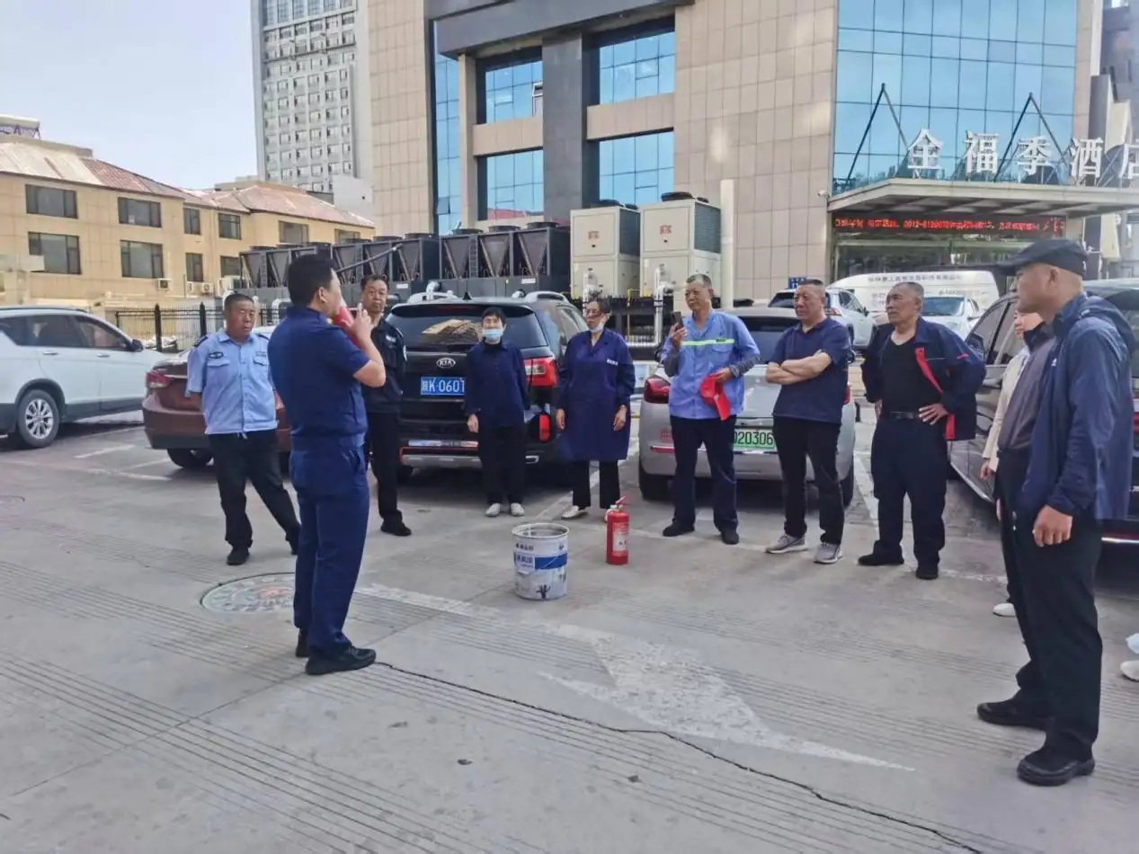 近日,榆阳区明珠路街道东环路社区组织沿街商铺经营者与物业人员开展消防应急演练。