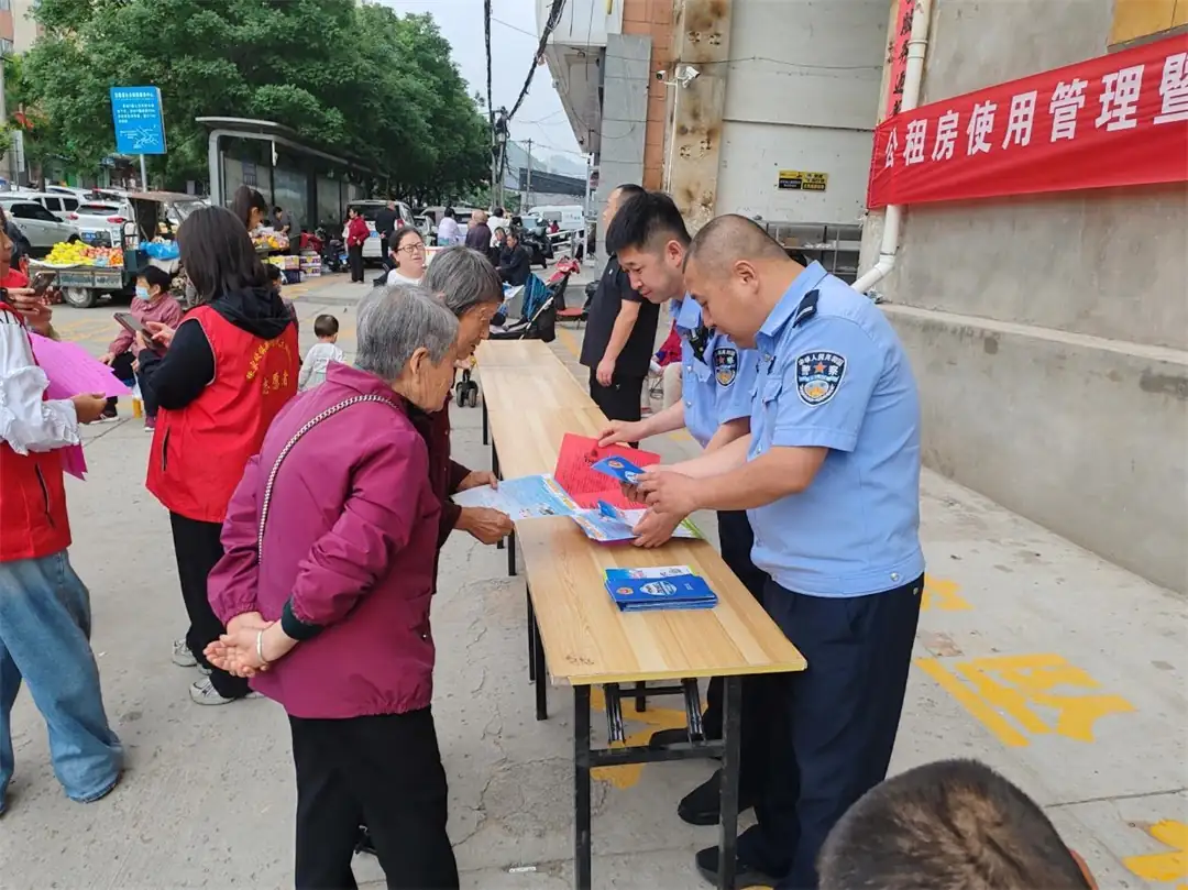 5月27日,绥德县张家砭派出所联合社区在景苑小区开展反邪教、反诈、禁毒一体化安全普法宣传。