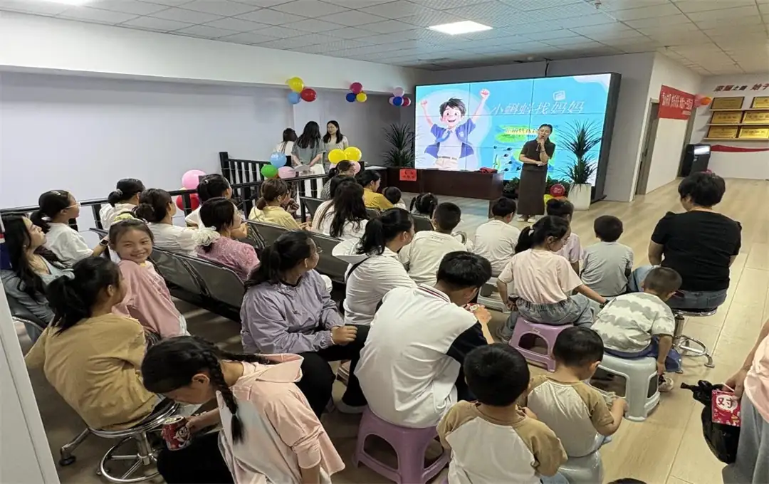 小朋友们踊跃登台，大胆展示唱歌、舞蹈、诗朗诵等各类特长