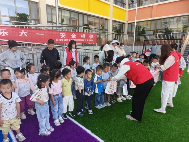为每位小朋友精心准备了一份小礼物