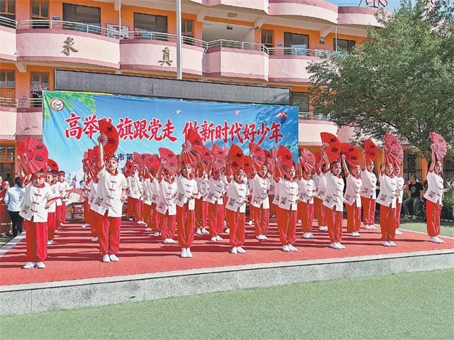 图为同学们表演《中国功夫》舞蹈。张瑜摄