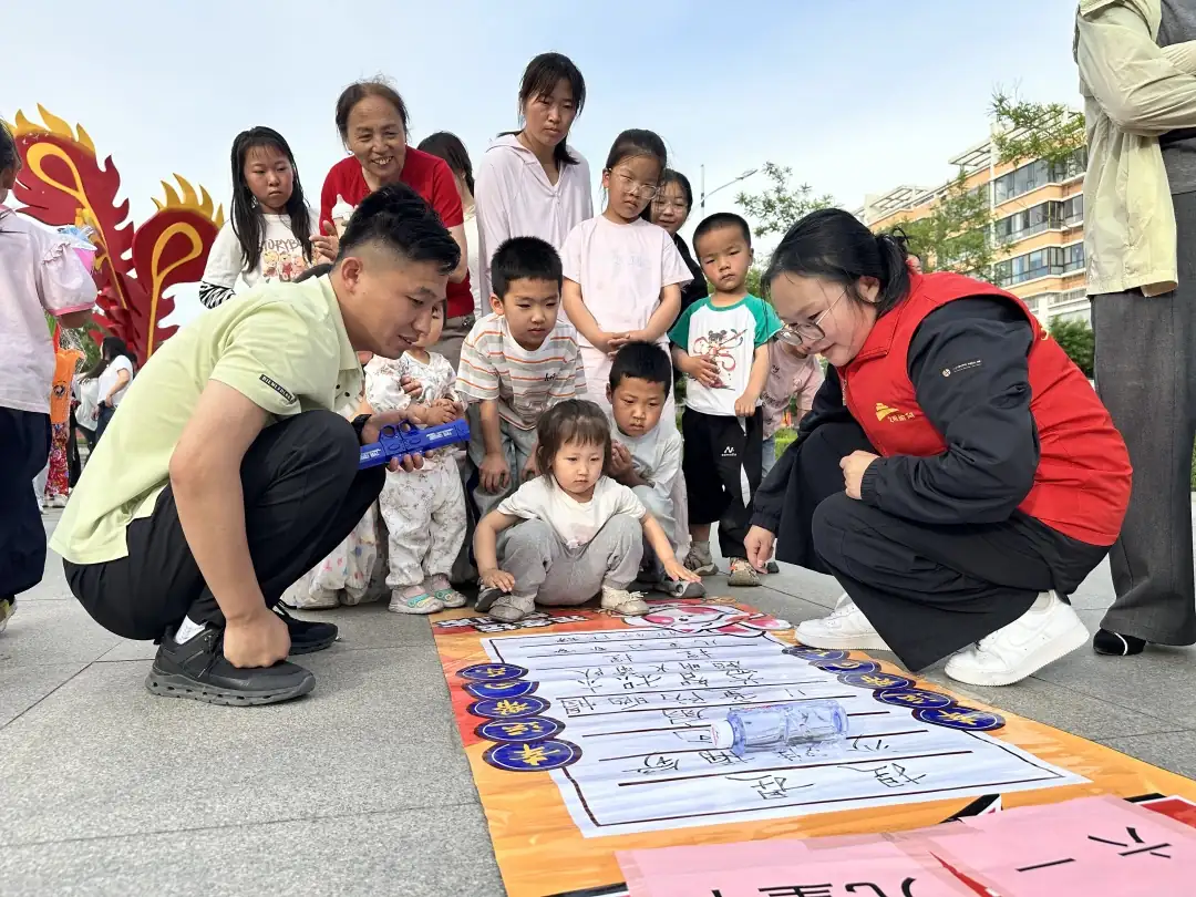 孩子们踊跃参与游戏 尽享六一童趣时光