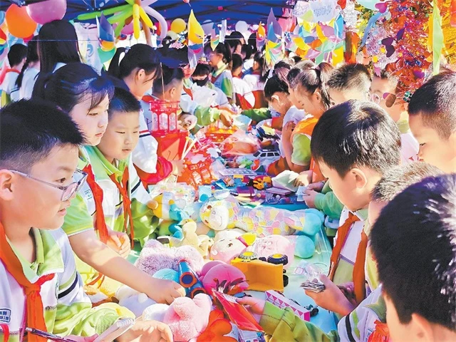图为爱心跳蚤市场义卖活动现场。 谢妮妮摄