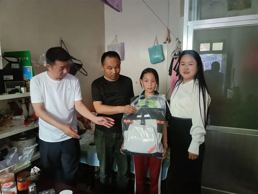 针对辖区家庭困难学生开展一对一入户走访慰问