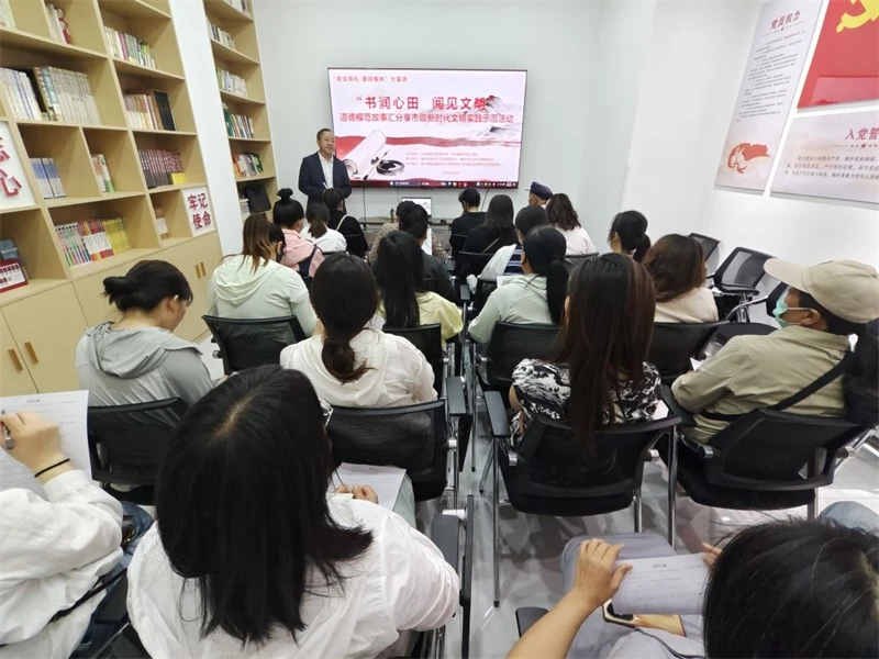 6月1日,榆阳区崇文路街道迎滨路社区举办“书润心田 阅见文明”道德模范故事分享会。