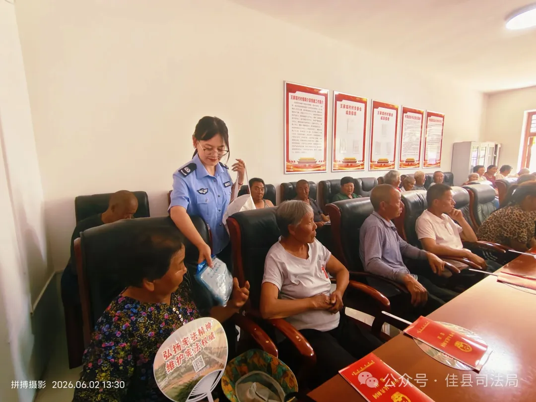 发放普法资料与宣传品