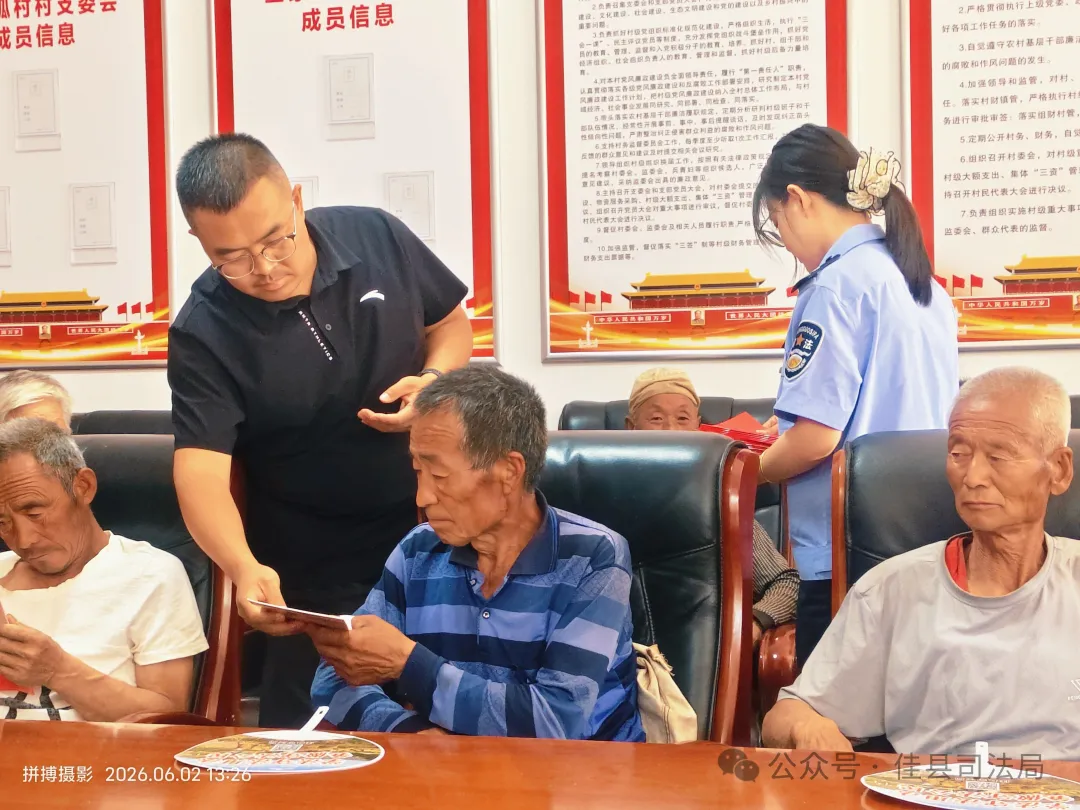 律师张凡现场讲授《民法典》、反诈等法律知识,解答村民咨询