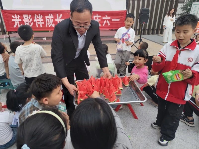 社区贴心为现场亲子家庭发放西瓜