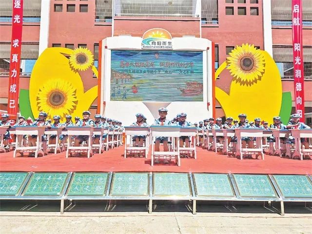 图为靖边县金华路小学学生在表演文艺节目。通讯员高锐摄