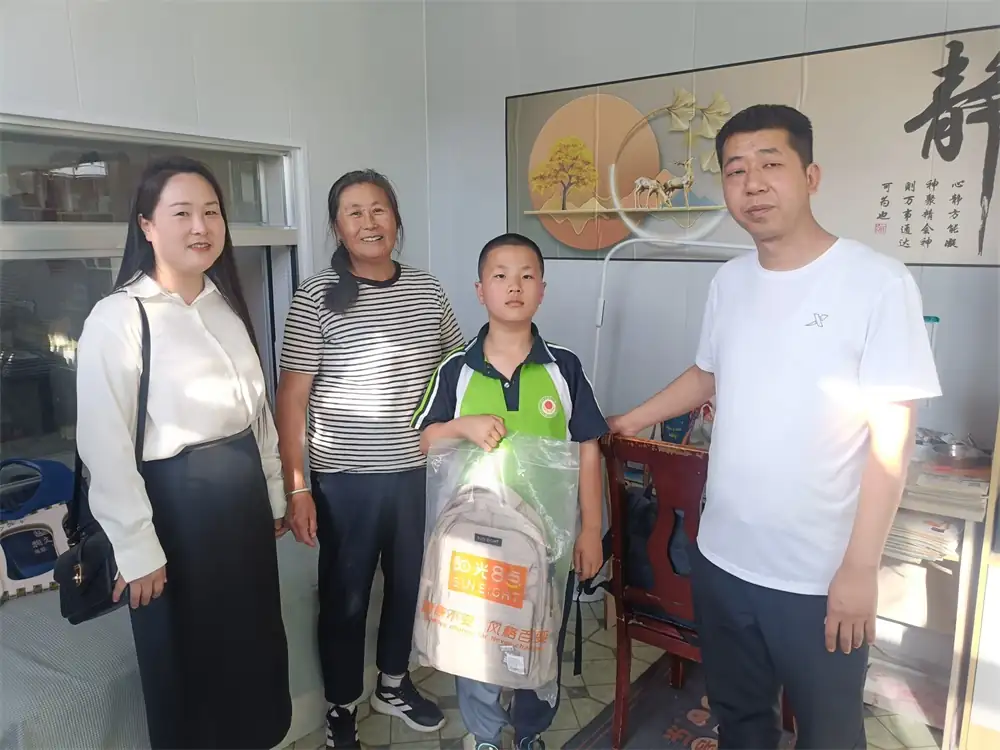 针对辖区家庭困难学生开展一对一入户走访慰问