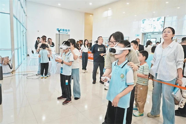 5月30日,学生在市科技馆体验VR项目。通讯员王甜甜摄