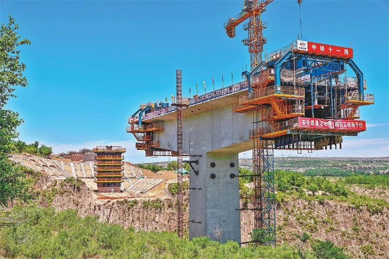 5月29日拍摄的延榆高铁项目许家大梁特大桥建设现场。当前,该桥98号主墩(右)正在进行连续梁5号节段混凝土浇筑作业。