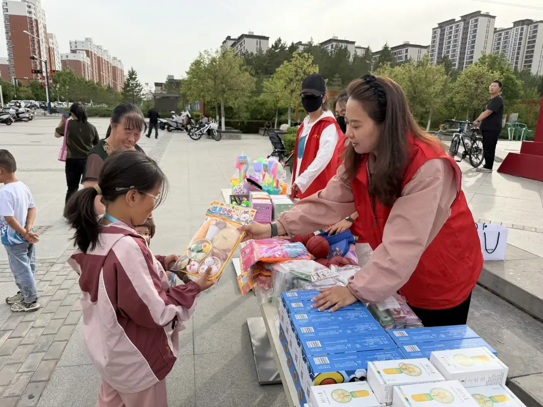 志愿者为参与活动的小朋友派发礼品
