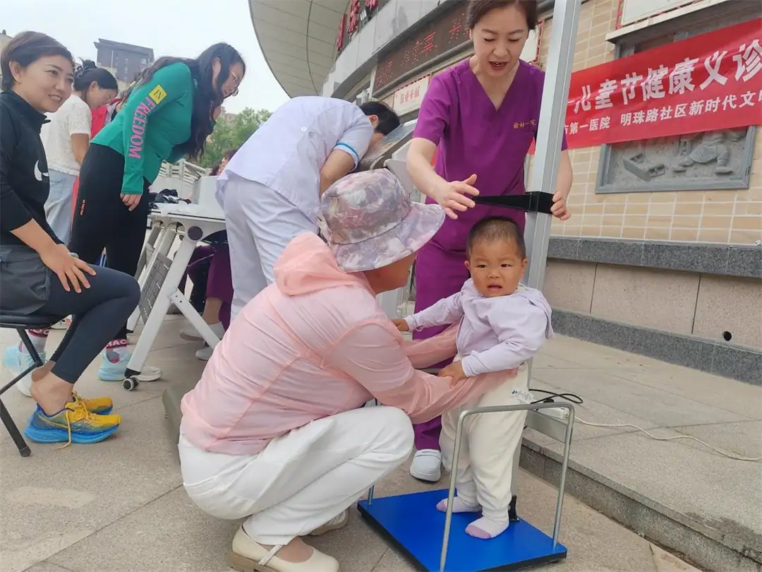医护人员为孩子们提供了全面的免费体检服务