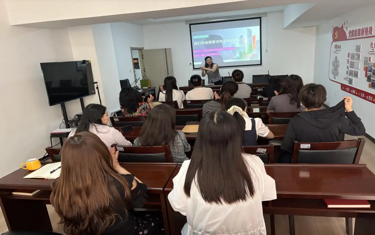 6月3日，榆阳区沙河路街道桃李路社区联合市心理健康服务协会举办《我们到底需要培养怎样的孩子》家庭教育讲座。