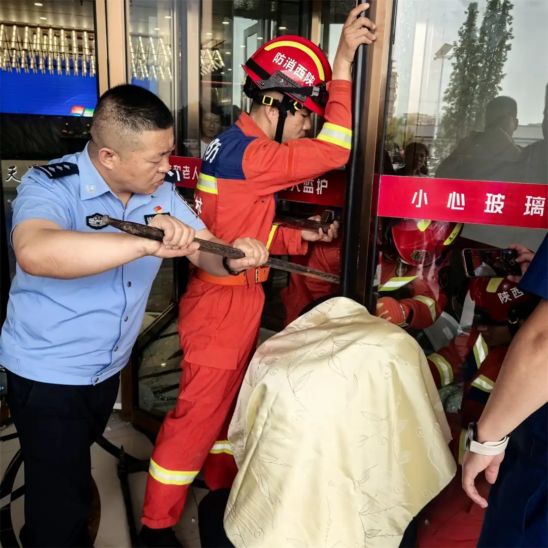 5月31日，靖边县公安局东郊派出所民警曹建军接警后，迅速处置一起儿童手臂被卡酒店旋转门的紧急事件。