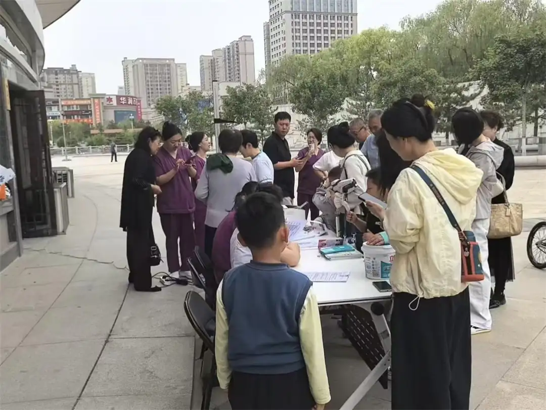 医护人员为孩子们提供了全面的免费体检服务