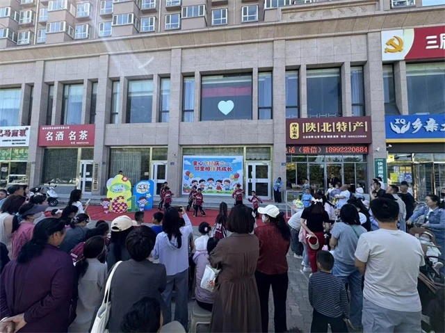 5月30日，榆阳区明珠路街道三辰社区开展“童心飞扬庆六一 邻里相伴共成长”主题活动。