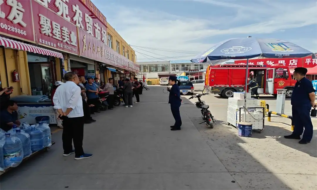 6月5日下午，榆阳区崇文路街道春苑社区联合消防部门，在春苑农贸市场开展消防实战演练。