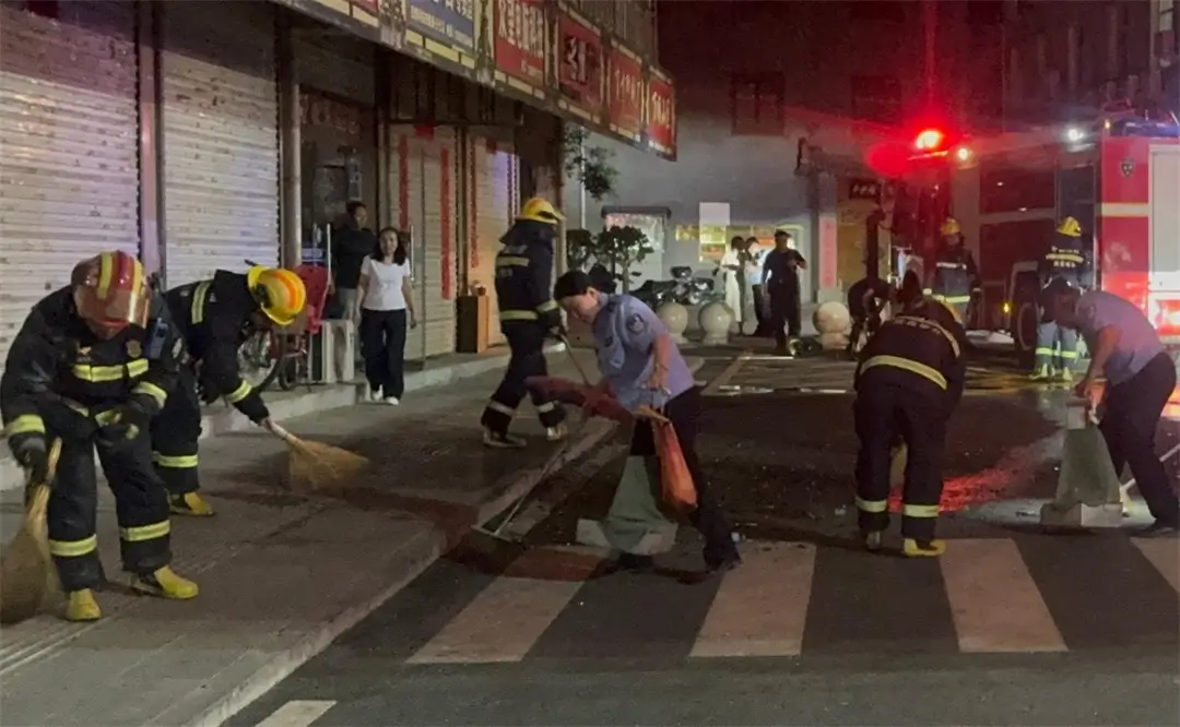 城关派出所民警与消防救援人员清扫碎玻璃
