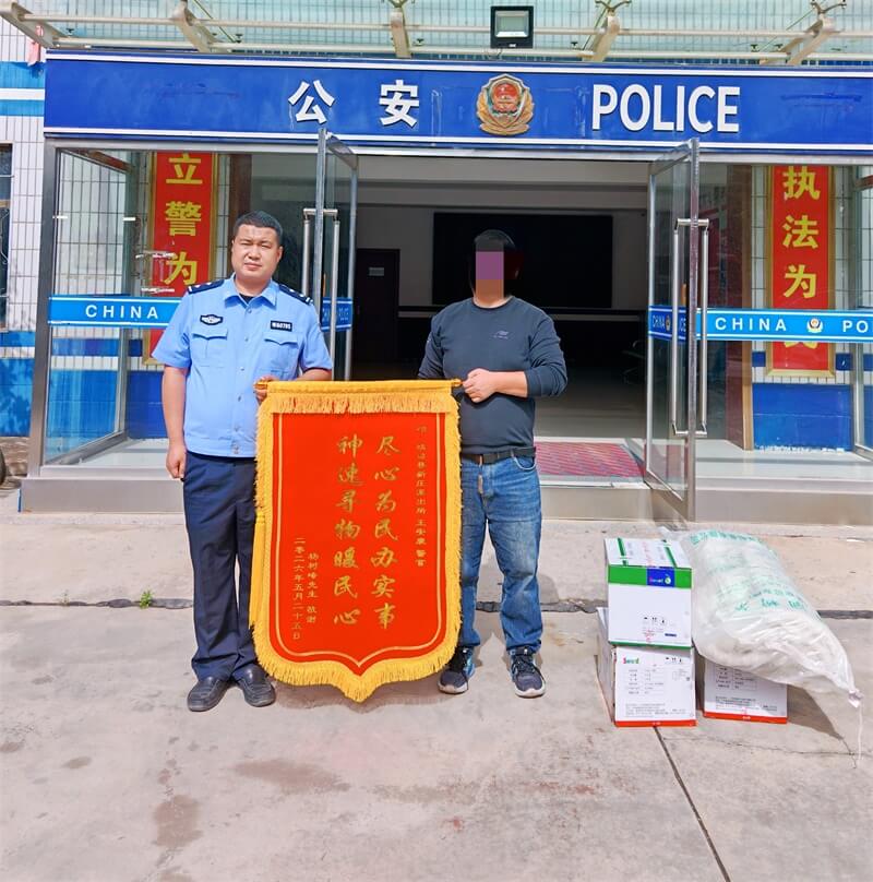 物流人员专程送来锦旗致谢民警的暖心相助
