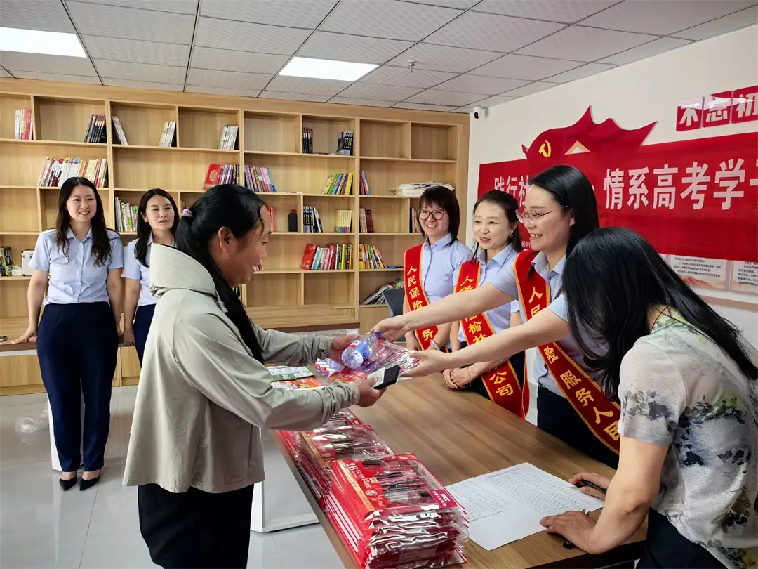 小支部有大情怀：暖心礼包送学子 党建引领“微服务”