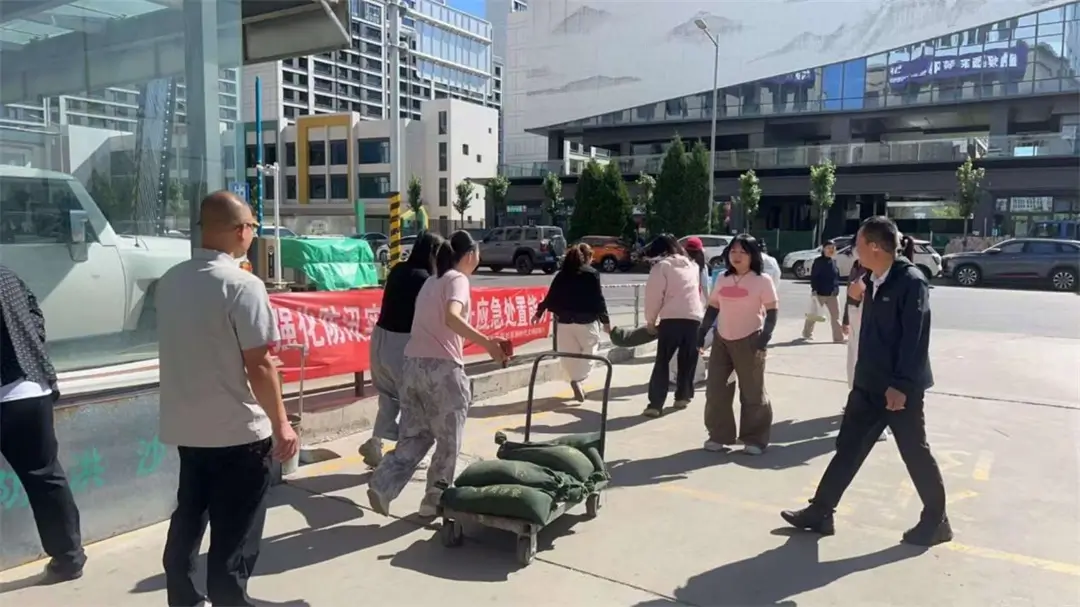 6月4日上午，榆阳区三辰社区在西塘花园小区开展防汛应急演练。