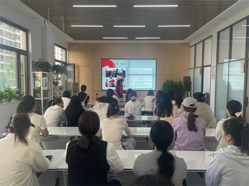 6月4日，榆阳区崇文路街道春苑社区开展“身边好人传美德 党员先锋作表率”主题活动