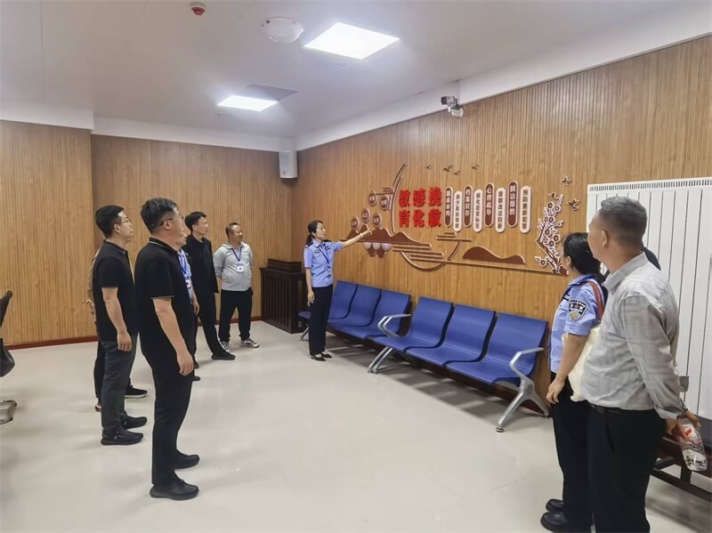 师生先后参观法院法治文化长廊、诉讼服务大厅和标准化审判庭