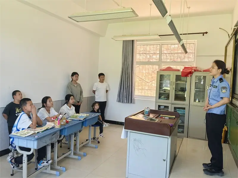 连日来，吴堡县公安局寇家塬派出所走进辖区开展法治宣讲进校园活动，为全体师生送上一堂干货满满的安全课。