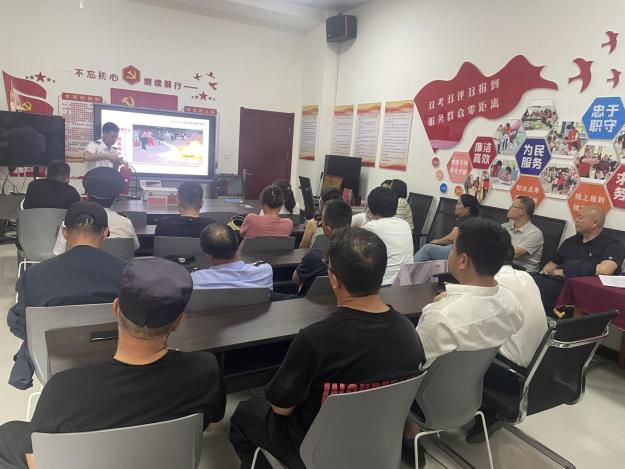 近日，榆阳区三辰社区开展“安全生产月”消防培训。