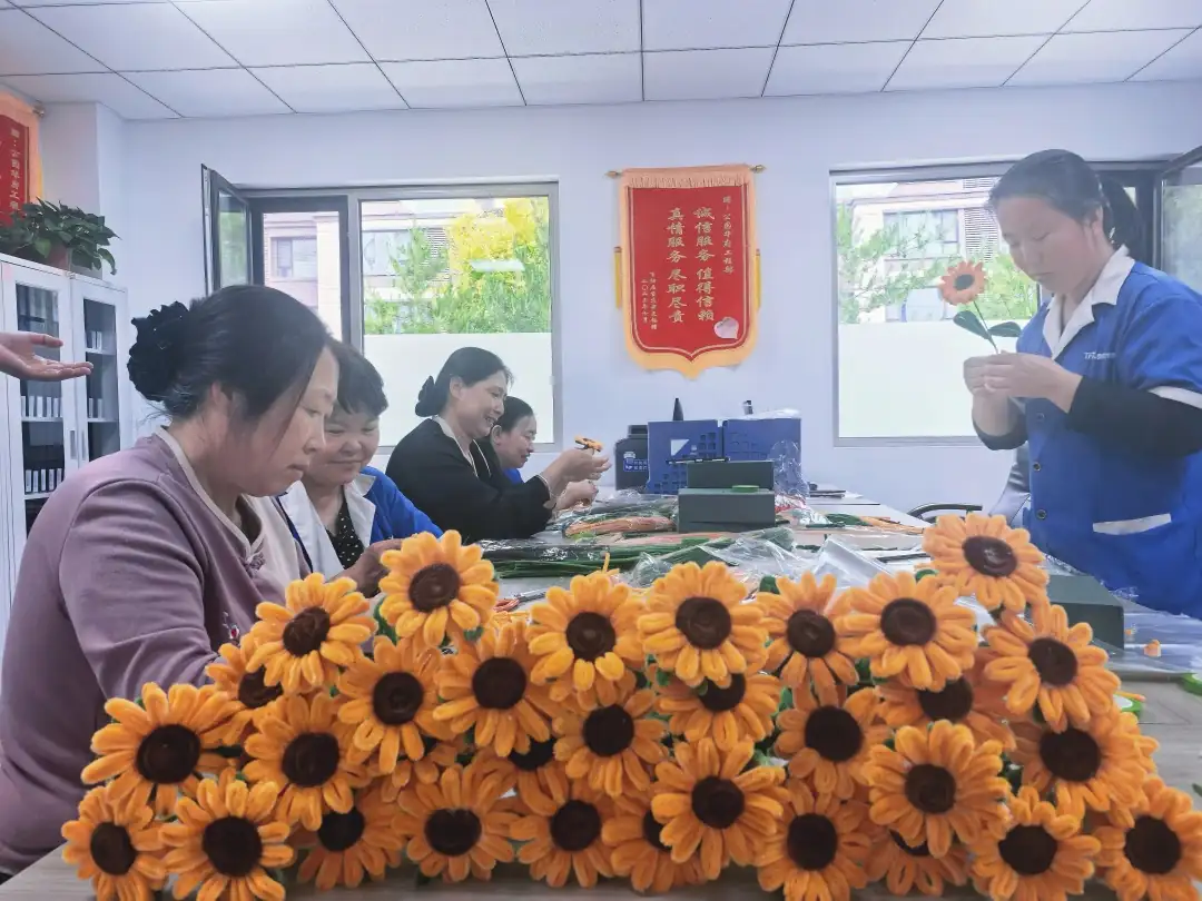 公园华府物业工作人员为学子们制作“一举夺魁”花束