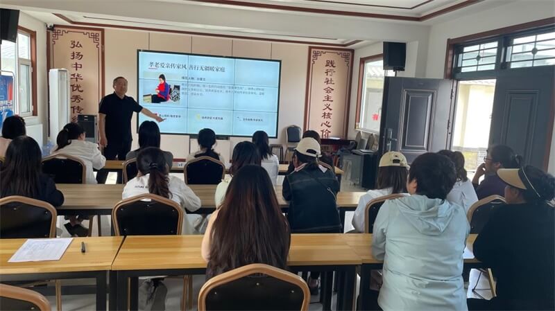2026年6月5日，榆阳区春苑社区举办“书润心田 阅见文明”道德模范故事汇分享会。