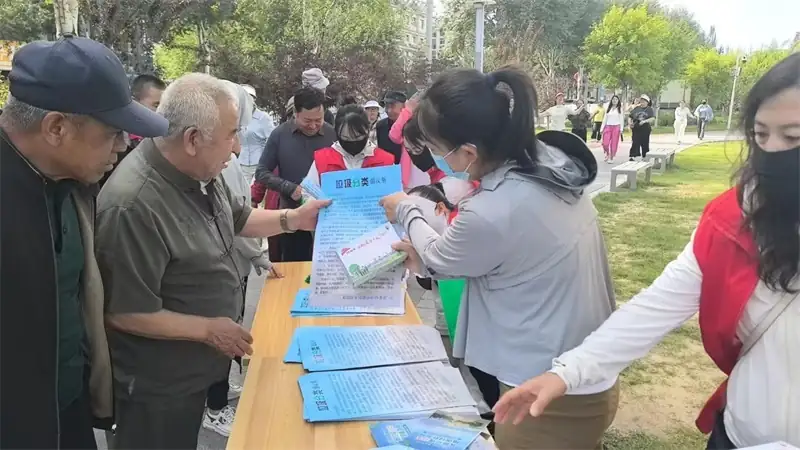 驼峰路街道长虹路社区开展“全民践行新时尚 垃圾分类进万家”主题宣传活动
