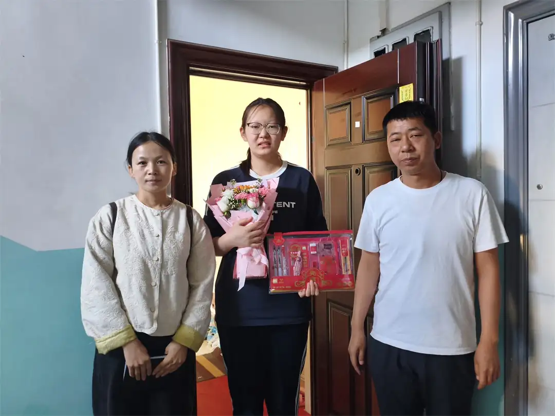 6月8日,榆林市榆阳区普惠泉社区联合物业开展高考考前慰问