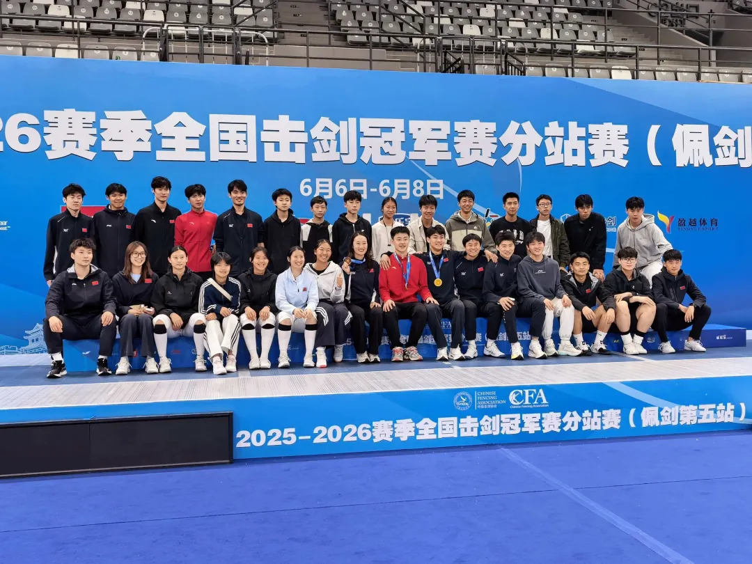 北京队摘得成年组男子团体桂冠,上海队则将成年组女子团体金牌收入囊中。