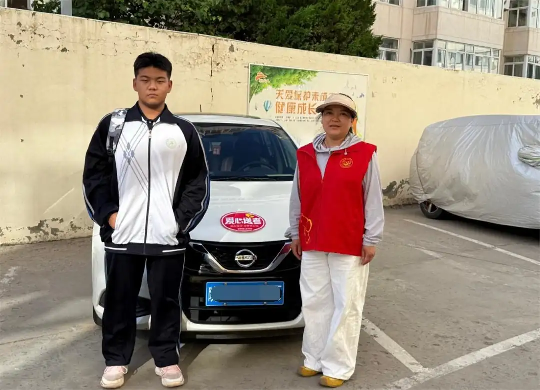 爱心送考助追梦 温情护航暖考场——鼓楼街道二里半社区开展高考爱心送考志愿服务