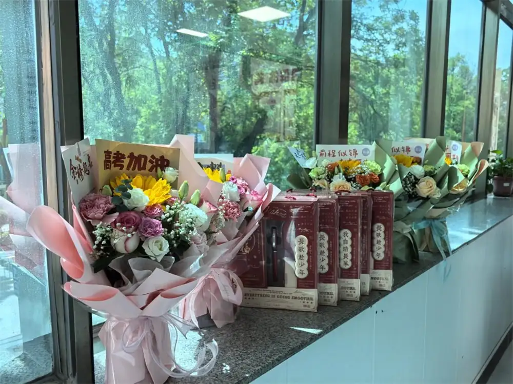 高考前夕,榆阳区鼓楼街道鸳鸯湖社区联合物业开展暖心助考活动