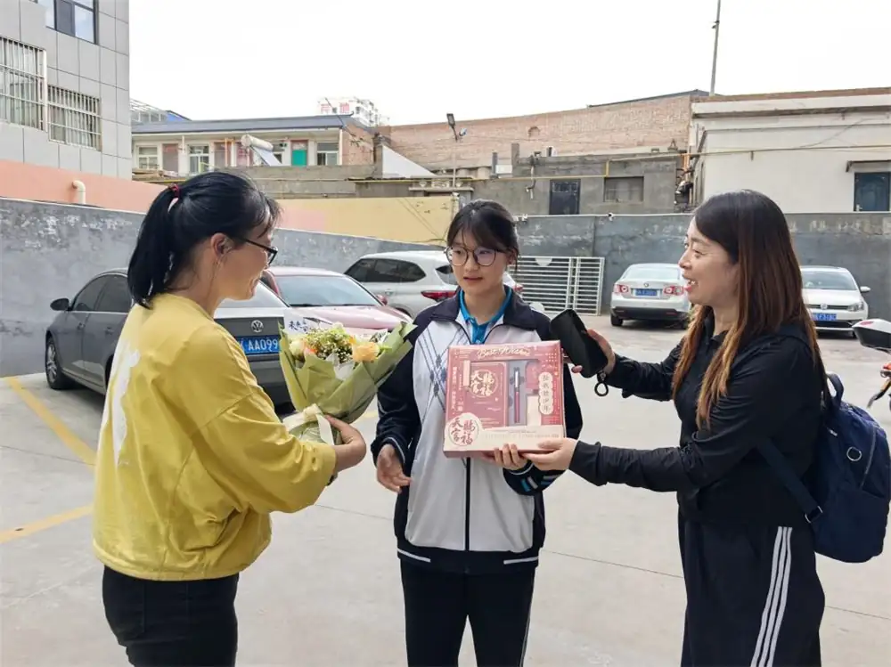 为学子们送上精心准备的鲜花和文具礼盒