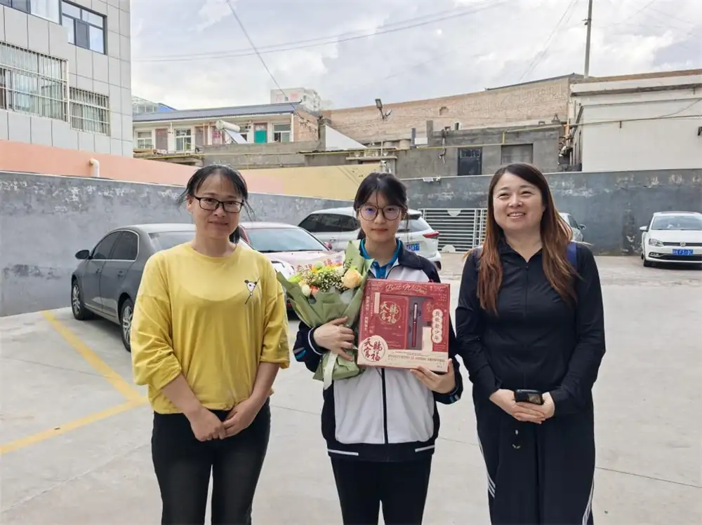 为学子们送上精心准备的鲜花和文具礼盒
