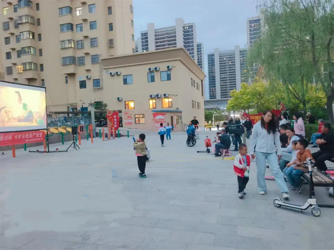 6月9日,环城北路社区联合区文广局开展公益电影放映活动,播放红色影片《长津湖之水门桥》,吸引众多居民前来观看。