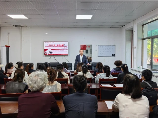 6月10日,榆阳区鸳鸯湖社区开展“书润心田 阅见文明”道德模范故事汇宣讲活动。